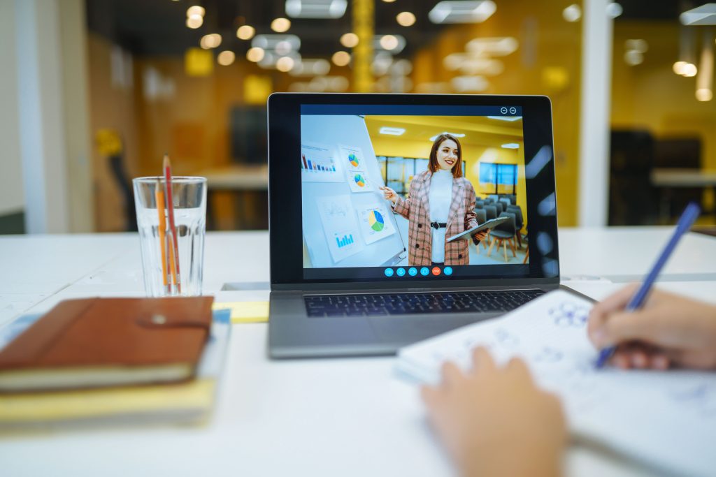 Contactar con una integradora social por videollamada