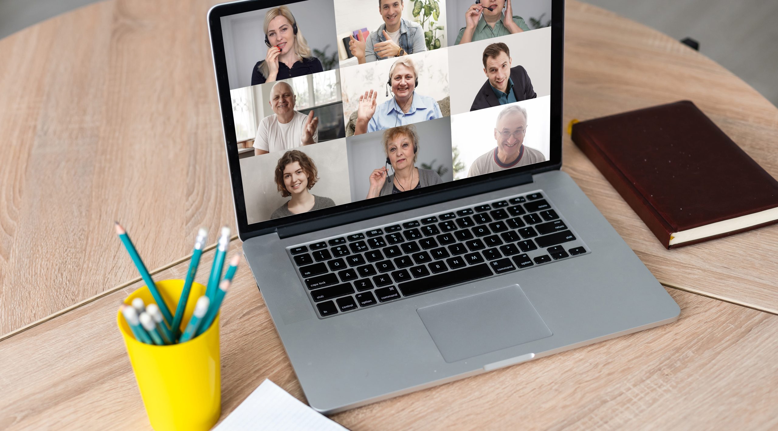 Mosaico de retratos de personas de distintas edades y orígenes