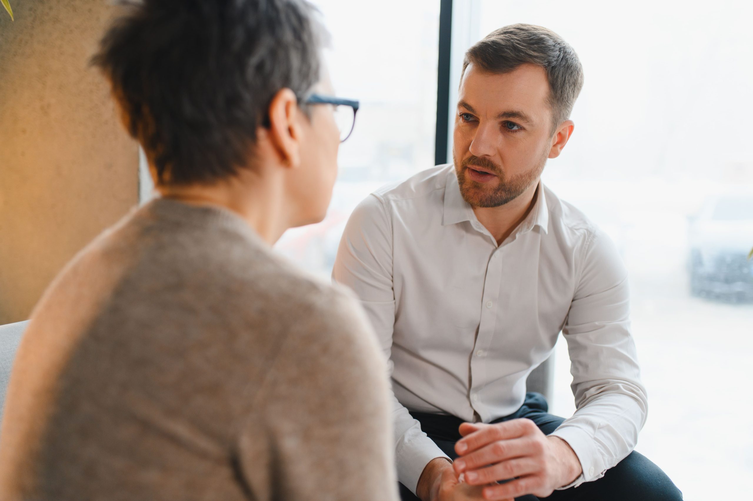 Dos personas conversando de forma atenta durante una entrevista de acompañamiento