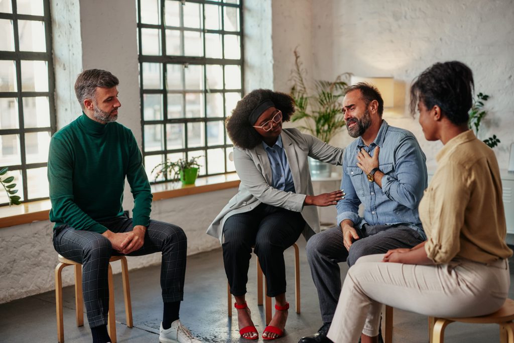 Proyectos de inclusión social: sesión de grupo en un espacio comunitario